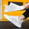 Verano 2024 nuevos zapatos casuales deportivos de malla transpirable, suela suave, ligeros, delgados, para pareja, combinan con todo, Moda