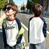 Camiseta básica de manga comprida para meninos, novo estilo primavera e outono 2026, top T-shirt infantil versátil com blocos de cor estilosos para meninos mais velhos