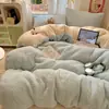 Juego de cuatro piezas de lana de cordero estilo Ins para otoño e invierno, funda de edredón cálida y engrosada, sábana de terciopelo de leche, juego de tres piezas de vellón de coral para dormitorio