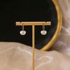 Aretes de perlas estilo retro francés estilo Hong Kong aretes geométricos redondos simples plisados aretes de lujo ligero de alta gama estilo Chanel
