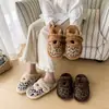 Chinelos de Casa Outono/Inverno 2026 Moda Europeia e Americana Estampa de Leopardo Chinelos Planos de Pelúcia Chinelos de Algodão Planos Quentes para Mulheres