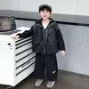 Conjunto de Menino Cool Primavera Outono Crianças Colete Jaqueta de Couro Peça Três 2026 Nova Jaqueta com Capuz Calças Roupas Tendência