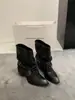 Botas curtas western plissadas de design único para mulheres, novo estilo da primavera de 2026, botas com salto bloco e bico fino, botas de montaria, botas para cobrir a calça