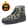 Zapatos de algodón forrados de felpa de caña alta camuflajeados zapatos de liberación para hombres y mujeres zapatos de entrenamiento para sitio de construcción al aire libre cálidos zapatos de algodón de caña alta venta directa de fábrica