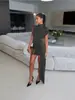 Moda feminina europeia e americana verão 2026 novo estilo: vestido justo, gola redonda, franzido, colado ao corpo, assimétrico, sem mangas para mulheres