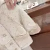 Abrigo de algodón cálido de doble cara para niñas, un superventas de temporada, con forro de felpa, material engrosado, diseño de piel sintética, estampados, capucha y diseño estilo coreano