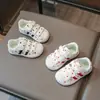 Zapatos infantiles colección otoño 2026: bonitos tenis de encaje y lunares para niñas, zapatos deportivos casuales anti-patada para estudiantes, estilo moderno