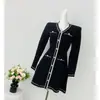 Nueva colección de otoño e invierno: vestido de punto elegante, de manga larga, ajustado y con un cuello pequeño, perfecto para llevar sobre suéteres; un pequeño vestido negro chic