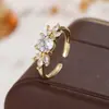 Anel aberto floral em formato de diamante estilo francês, disponível em dourado e prateado, anel de zircônia versátil e luxuoso, acessório moderno com uma vibe atmosférica