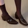 Sapatos de couro de salto alto com detalhes de fivela, apresentando bico quadrado estilo britânico e salto grosso, perfeitos para o vestuário de trabalho feminino, versáteis, modernos e retrô