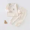 Conjunto de ropa de casa para bebé de algodón puro Clase A, pijama de manga larga para bebé estilo primavera y otoño, dos piezas de tiro alto, lindo estampado de oso