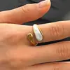 Anillo abierto blanco de acero inoxidable con goteo de aceite, anillo ajustable con curva irregular de gota de agua, joyería simple para el día a día