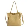 Bolsa tote casual de lona estilo coreano, com um design literário e artístico, adequada para estudantes universitárias usarem na aula, com toque de alta qualidade, grande capacidade e também pode ser usada como bolsa de ombro para o trajeto.