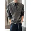 Estilo Old Money Suéter Cardigan Color Sólido Retro para Hombre Otoño High Street Holgado Casual Tejidos Marca de Tendencia Abrigo Versátil Capa Interior