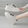 Zapatillas blancas de suela gruesa para mujer que aumentan la altura, nuevas para primavera y otoño 2026, versátiles, casuales, ligeras, con cordones, estilo deportivo, para estudiantes
