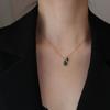 Collar de ágata verde de acero de titanio a la moda con doble colgante de ágata irregular con sentido femenino, cadena de clavícula de nicho moderno.