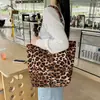 Bolsa de Ombro de Veludo Cotelê com Estampa de Leopardo Nova Coreana Dupla Face Casual Grande Capacidade Retro Bolsa de Axila Bolsa Tote Casual para o Dia a Dia Feminina