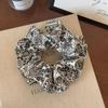 Liga para el cabello de tela artística vintage en blanco y negro con un tacto de alta gama, elegante scrunchie estampado, elegante liga para el cabello de moño con flor