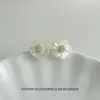 Brincos de Tarraxa Florais com Microincrustação de Zircônia Verde e Madrepérola Branca Natural 2026 Novos Brincos de Moda Minimalista de Nicho para Mulheres