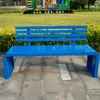 Banco de parque com encosto para uso interno e externo, ideal para jardins e pátios. Feito de madeira resistente à corrosão, com assento de ferro e plástico.