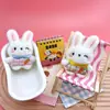 Broche de Peluche de Conejo de Zanahoria Dibujado Colgante Versátil Llavero de Muñeca Colgante de Bolso Accesorios para Zapatos y Sombreros