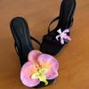 Sandálias Florais Assimétricas Estilo Resort Tailandês para Mulheres 2026 Verão Novo Chinelo de Cetim Salto Agulha Alto