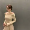 Chique coreano coleção nova de início de outono: top de tricô elegante e justo de um ombro só com mangas compridas para mulheres, estilo 19980