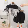 Traje de Verão com Manga Curta para Meninos Novo de Verão Infantil Confortável Moda Costura Tingimento com Tinta Traje de Manga Curta Tendência
