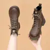 Otoño/Invierno 2026 Nuevas Botas Martin Británicas de Piel Suave Versátiles Suela Gruesa Oculta para Aumentar la Altura Puntera Redonda Cremallera Lateral Cordones Zapatos Individuales