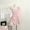 Vestido corto adelgazante de diseño único con cuello cuadrado y cintura ceñida, elegante vestido petite estilo Hepburn, nuevo modelo de mujer 2026