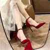 Zapatos de boda nupciales Xiuhe rojos, tacones altos de aguja de punta fina para mujer, modelo nuevo con lazo súper bonito y pedrería, adecuados para combinar con un vestido