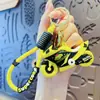 Chaveiro criativo e legal Sanrio para moto, chaveiro de carro coolomi, pingente para mochila, casal de motociclistas de desenho animado, pequeno presente