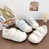 Zapatos planos blancos de lunares con puntera reforzada y cierre de velcro para mujer, nuevo modelo otoño 2026, zapatillas casuales ligeras versátiles para estudiantes