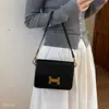 Bolsa de ombro para o dia a dia, bolsa transversal quadrada pequena, nova moda vintage 2026, estilo casual de outono, versátil e de nicho