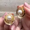 Brincos Casuais de Pérola com Concha Texturizada Design de Nicho Brincos Exquisitos 2025 Novo Joia de Orelha Única e Bonita