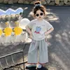 Conjunto de Camiseta Estampada de Manga Curta Estilo Coreano para Bebê Menina Verão 2026 Novo Estilo Calça de Perna Larga Xadrez Estilosa para Crianças Fina