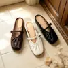 Mules estilo francés de piel plisada tipo Mary Jane para mujer, zapatos planos sin tacón con tira tejida poco profunda
