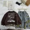 Conjunto Masculino Primavera e Outono 2026 Novo Moletom Patchwork com Aplique de Letras para Crianças Jeans de Barra Curva Retrô Conjunto de Duas Peças Tendência