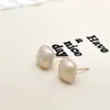 Brincos Únicos e Sofisticados Estilo Chanel para Mulheres, Apresentando um Design Quadrado de Pérola Minimalista, Versátil, Personalizado e de Alto Padrão