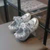 Zapatos para Niñas 2026 Verano Nuevas Llegadas Zapatos Deportivos de Princesa para Niños Malla Hueca Moda para Niña Suela Suave Zapatos de Malla Sencilla
