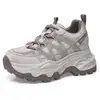 Tênis Esportivo Feminino 2026 Outono Novo Estilo Sapatos Femininos Couro com Strass Superfície Sapatos Casuais Sola Grossa Aumento Oculto de Altura Sapatos Pai