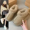 Botas de neve de inverno femininas do Nordeste, novo estilo, forradas com fleece e espessadas, disponíveis em tamanhos grandes 41-43, botas curtas com sola grossa, antiderrapantes, design de calçar fácil, sapatos de algodão
