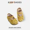 Sapatos Infantis 2026 Tendência Verão Sapatos Vazados de Couro para Meninas, Sapatos Estilosos Versáteis de Solado Macio, Sandálias Respiráveis Antiderrapantes