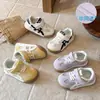 Tênis Esportivo Infantil 2026 Primavera e Verão Novo Estilo Malha Respirável Solado Macio Sapatinhos de Bebê Meninos e Meninas Velcro Calçados Casuais