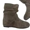 Botas Ankle Boots Plissadas Estilo Retrô Maillard 2026 Novas Botas Curtas Casuais Emagrecedoras Com Salto Interno Aumentador Botas Empilhadas Botas da Moda