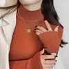 Camisa básica de cor sólida para mulheres, novo estilo outono e inverno 2026, simples e elegante, blusa de tricô de manga comprida com gola alta