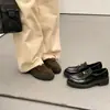 Mocassins Slip-On de Couro Espesso Estilo Britânico Retrô para Mulheres, Novo Modelo 2025, Design de Moeda Dourada Pequena, Sapatos Preguiçosos de Couro com Salto Grosso