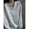 Camiseta de manga larga con cuello en V texturizado para hombre, colección de otoño, estilo "old money", inspiración coreana, corte relajado, adecuada para usar en capas, y puede usarse como prenda interior o base