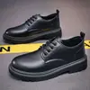 Sapatos de Couro Masculinos para Negócios Primavera 2026 Estilo Britânico Jovem Estudante Sola Grossa Terno Masculino Versátil Tendência