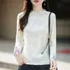 Nuevo top de punto estilo chino con cuello semi-alto, caracterizado por ribetes con volantes, puños bordados y un patrón de jacquard, adecuado como capa base o para usar como top independiente